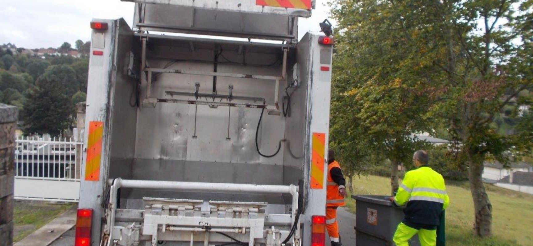 Nettoyage Des Containers Poubelles En Cours Creuse Grand Sud