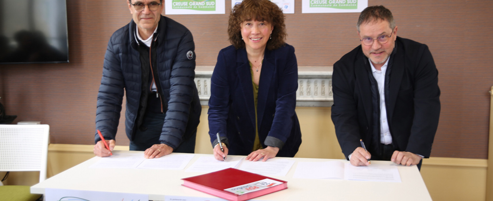 [RetourEnImages] Signature officielle de la convention entre la Chambre de Commerce et d’Industrie, la Chambre des Métiers et de l’Artisanat et Creuse Grand Sud – Avril 2024